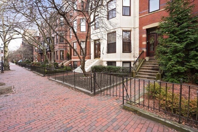 Building Photo - 296 Marlborough St