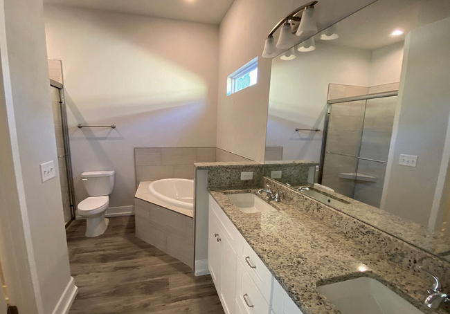 Building Photo - 3 BEDROOM 2 BATH HOME