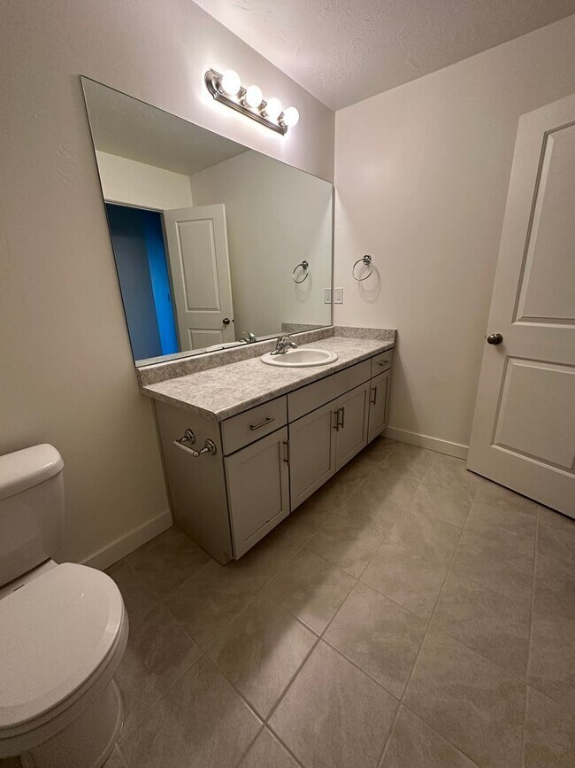 Building Photo - Tiered Rent + $800 Amazon Gift Card + 2 Weeks Free! 3 Bed 2.5 Bath Townhome in West Haven!