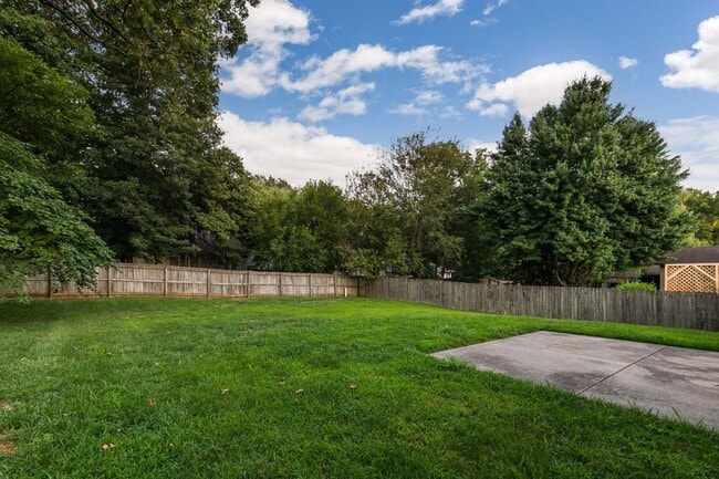 Building Photo - All brick home in Glendale schools!