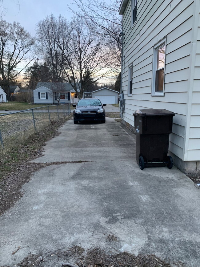 Building Photo - 2 Bedroom Duplex $1100/Month