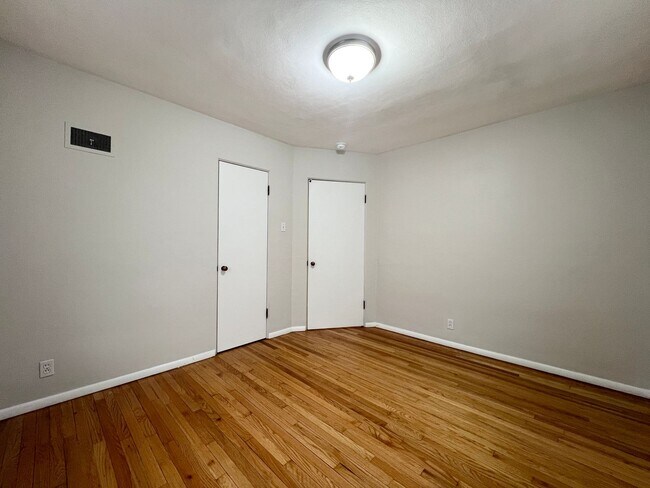 Building Photo - 5012-5014 Jamieson