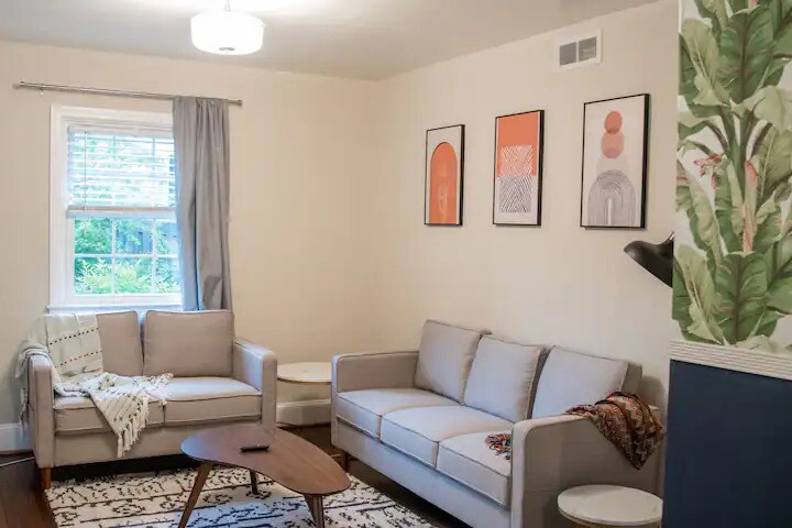 Building Photo - 612 E Woodlawn Rd