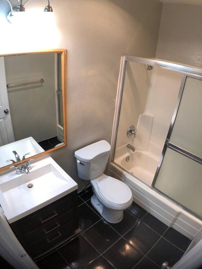 Building Photo - Remodeled Townhome with Garage and Yard in...
