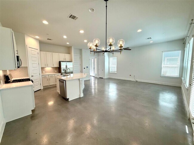 Building Photo - 8922 Menchaca Rd
