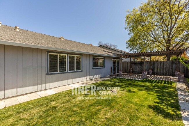 Building Photo - 8052 Phoebe Way