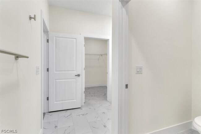 Building Photo - 1827 Embers Pkwy W