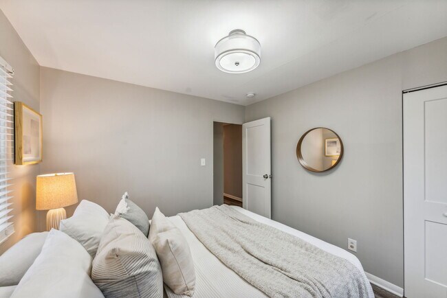 Building Photo - 4554 Moraine Ave