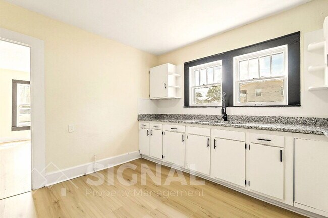 Building Photo - 425 Oak St