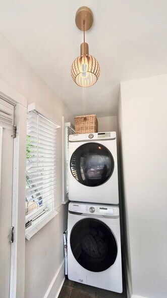 Building Photo - 2821 6th Ave N