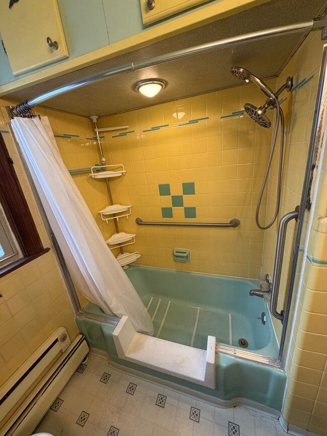 Building Photo - Spacious 4BR in a Quiet, Private Pocket