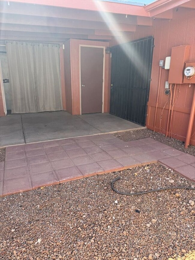 Building Photo - Charming 3 bedroom 2.bath with yard