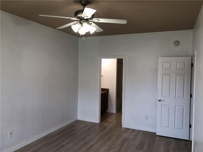 Building Photo - 3204 SW Windrift Ave