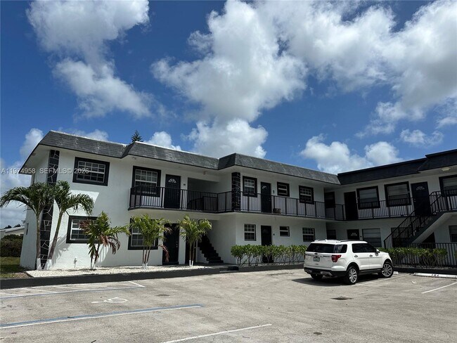 Building Photo - 5621 SW 36th Ct