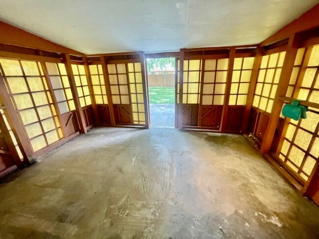 Building Photo - 1805 S Valley Rd Ave