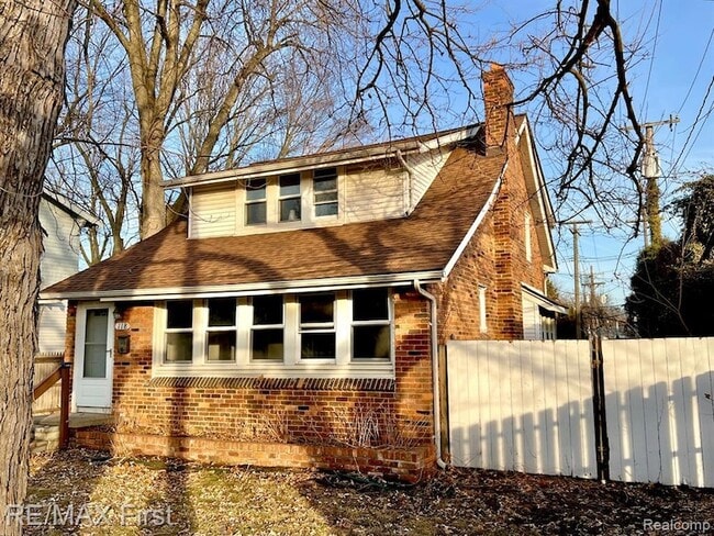 Building Photo - 118 Potter Ave