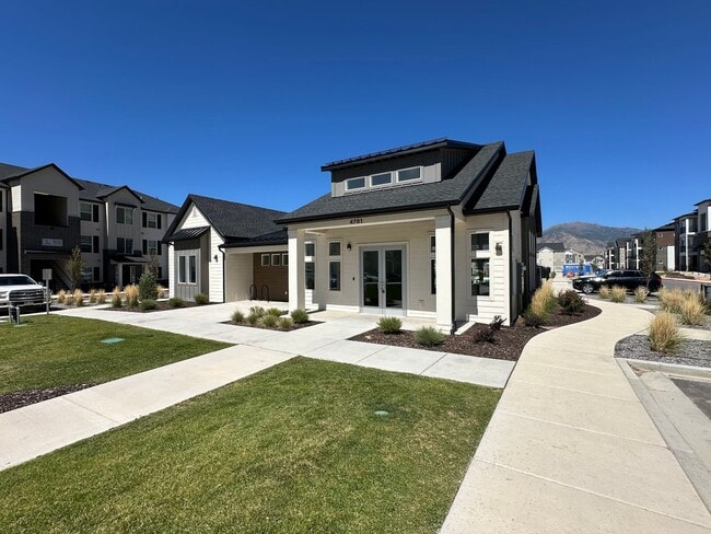 Building Photo - 5228 Acacia Dr