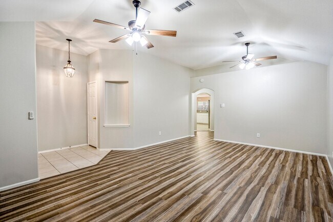 Building Photo - Bright and Beautiful Open-Concept Home!