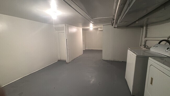 Building Photo - 635 N Highland Ave