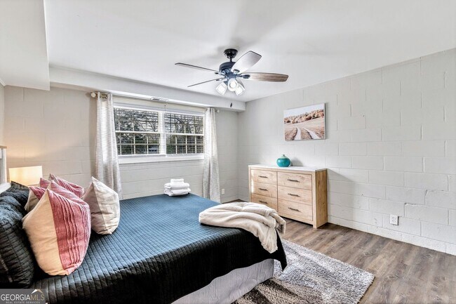 Building Photo - 2480 Powers Ferry Dr SE