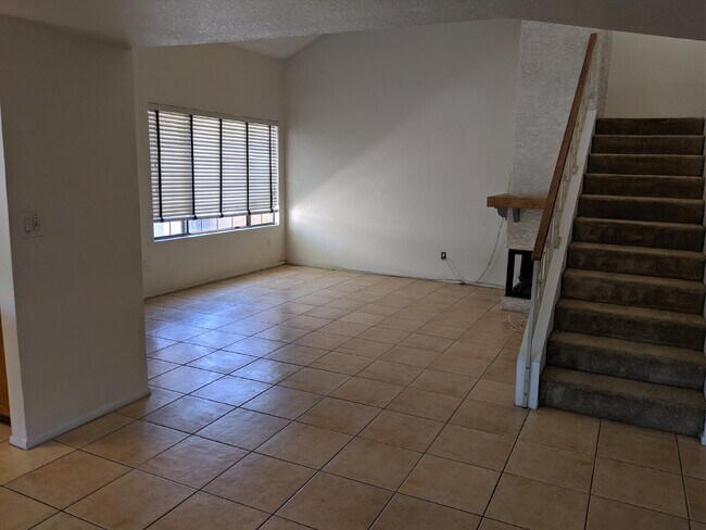 Building Photo - 3 Bedroom 2 Bathroom Close to ASU! $2099 a...