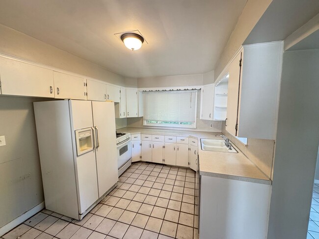 Building Photo - Close to Downtown! Includes washer and dryer