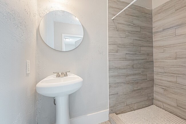 Building Photo - Very affordable spacious 4bed/2bath single-family house!