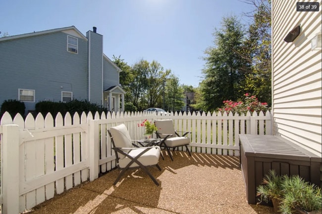 Building Photo - "Charming 2-Bedroom Retreat in Franklin with 1.5 Baths and Cozy 1244 Sq Ft Layout!"