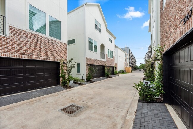 Building Photo - 3075 Hicks St