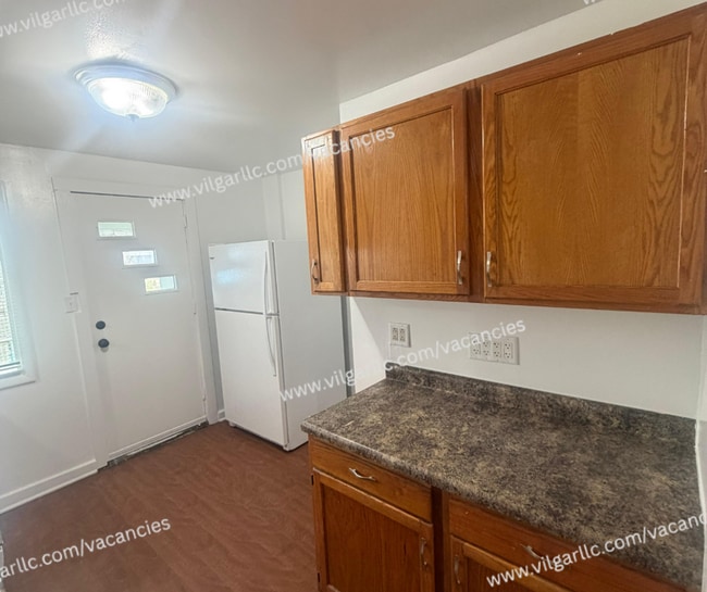 Building Photo - 4-bedrooms, 1-Bath - 2-floor Duplex Home