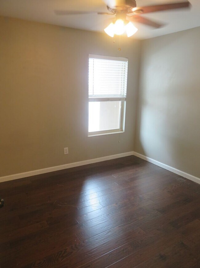 Building Photo - Laurel Villas #105 -3BR/2BA Available for AUGUST 2026 move in!