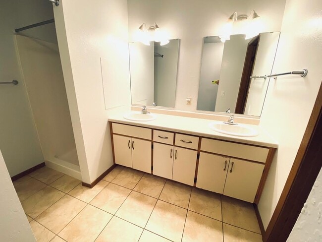 Building Photo - Serenity Heights Apartments - Student Apartme