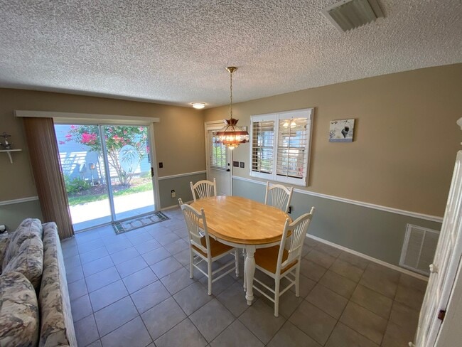 Building Photo - Great Location Turnkey Villa In The Village of Belvedere ANNUAL Lease