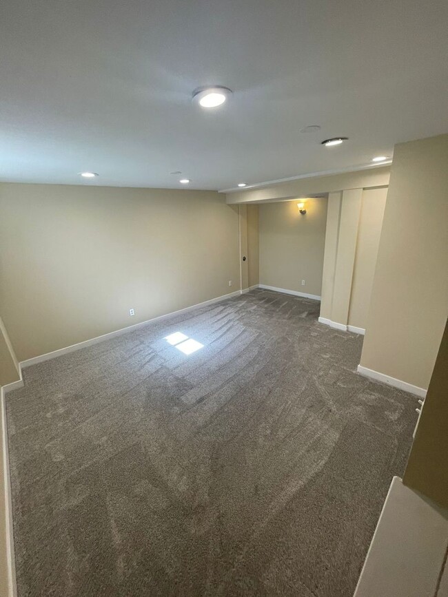 Building Photo - 255 Otis Ct