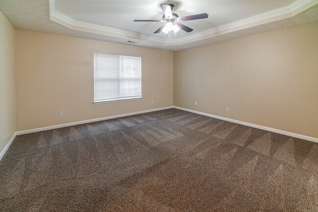 Building Photo - 552 The Blvd