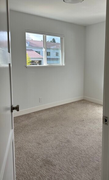 Building Photo - 310 Laurel Way