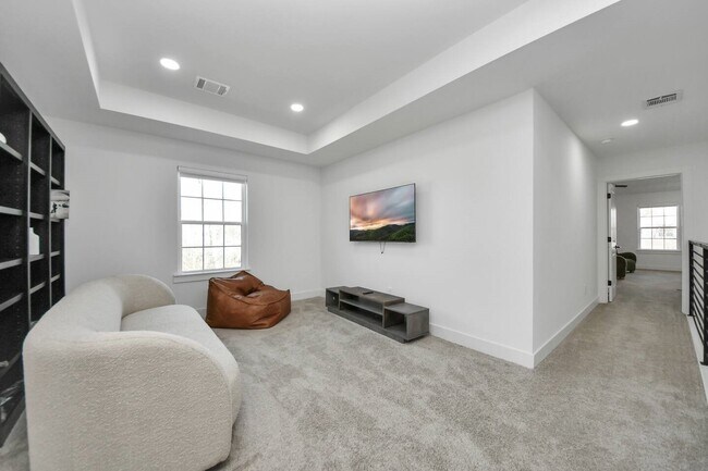 Building Photo - 6747 Peerless St