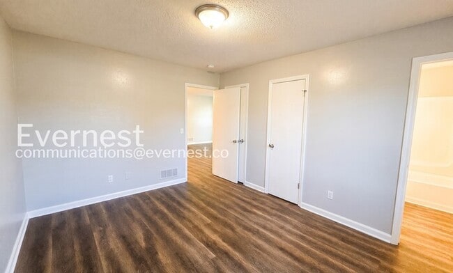 Building Photo - 715 W Creek Cir