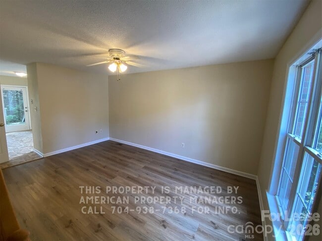 Building Photo - 1906 Ln St