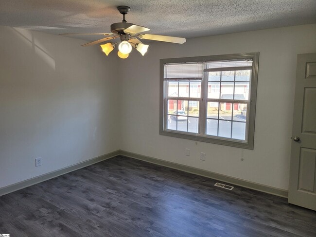 Building Photo - 202 Emerald Park Ct