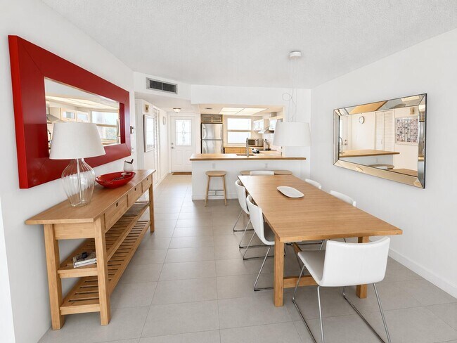 Building Photo - 1069 Hillsboro Mile
