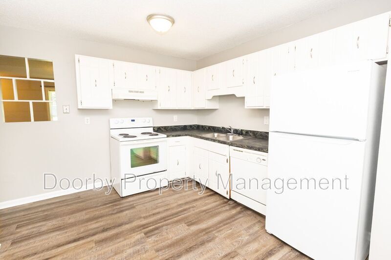 Building Photo - 901 Forest Dale Ln