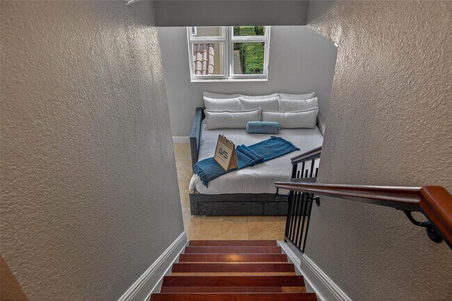 Building Photo - 1215 NE 1st St