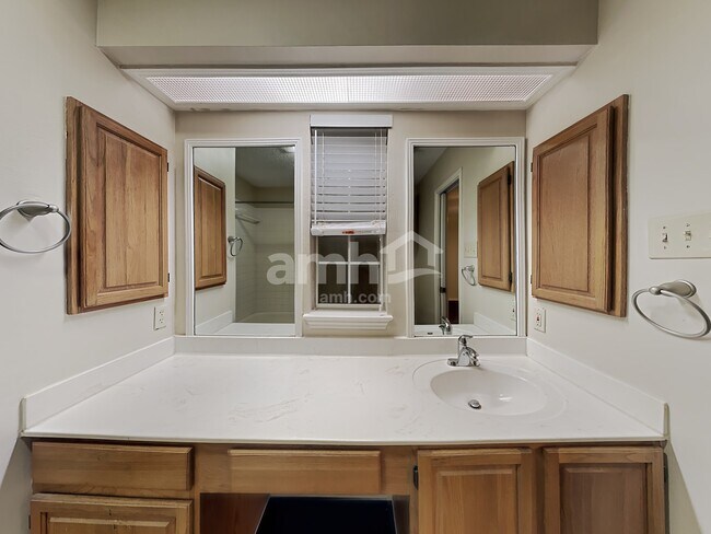 Building Photo - 874 Garden Cir