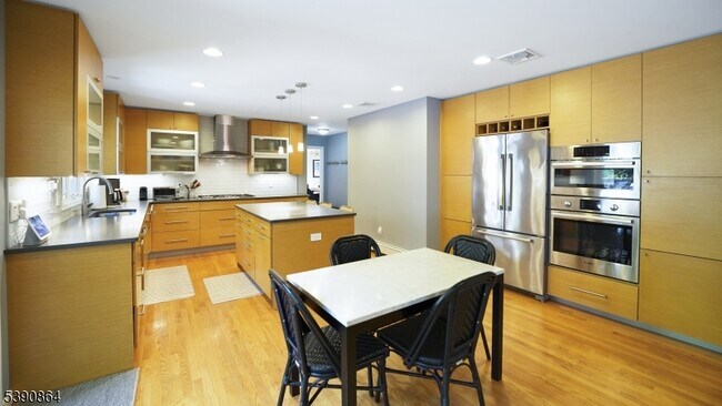 Building Photo - 174 S Mountain Ave