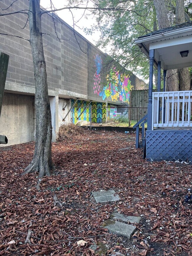 Building Photo - Classic Colonial Charm with Modern Comforts –  3 Bedroom Home!