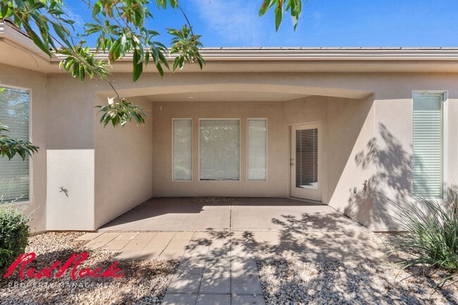 Building Photo - Sun River 2 Bedroom Home with Bonus Den! First Class Amenities!