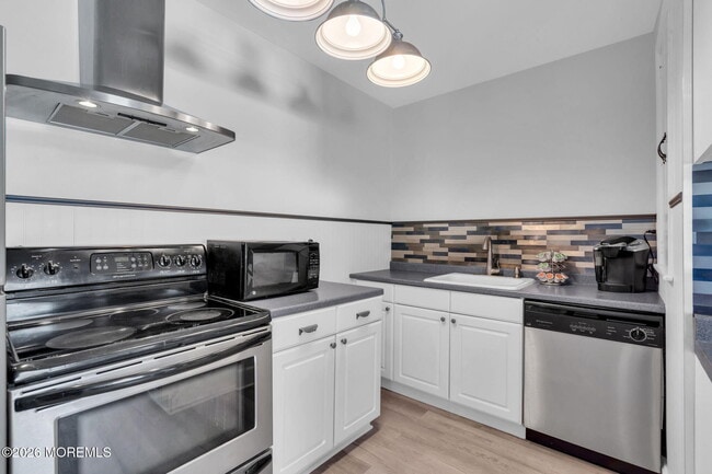 Building Photo - 242 Pennsylvania Ave