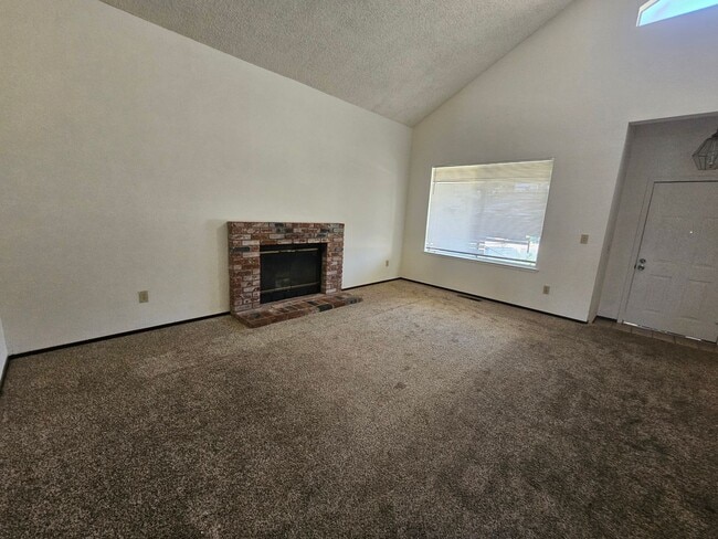 Building Photo - Traditional 3 bedroom 2 bath home in quiet area