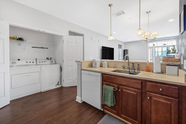 Building Photo - Beautiful 2 Bedroom, 2 Bath Condo In The H...